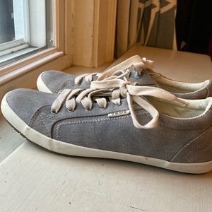 Taos Star Sneaker. Size 9